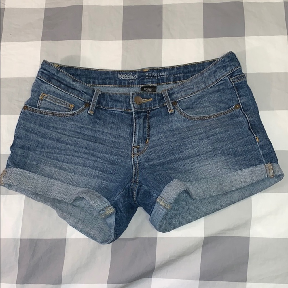 Classic cuffed jean shorts